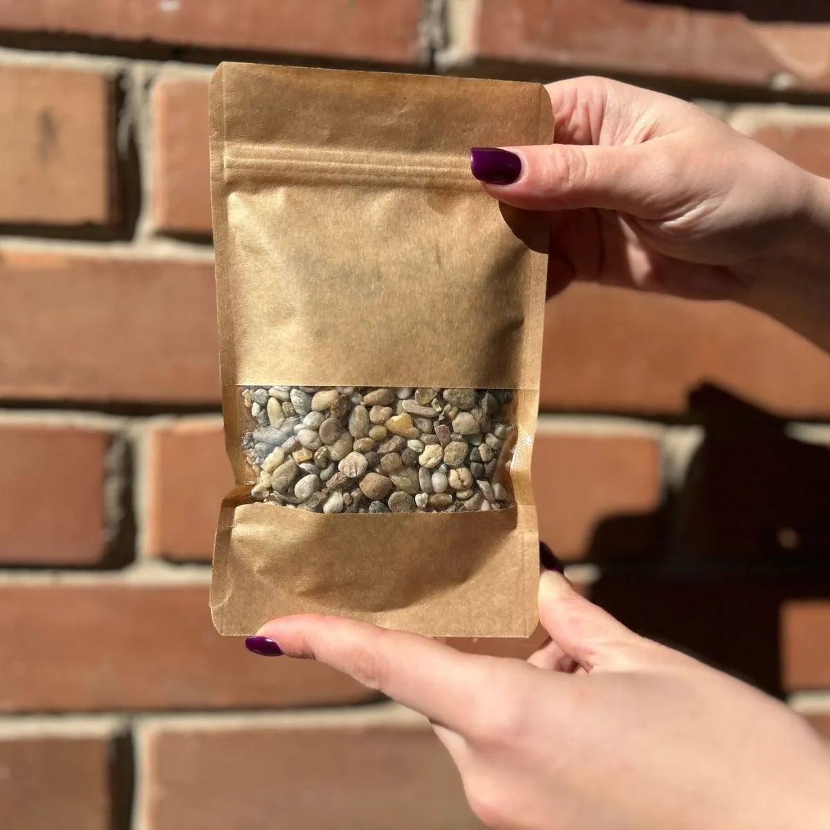 Kamenčići za terarij 500g su mali kamenčići različitih boja koji služe za dekoriranje biljnog terarija.