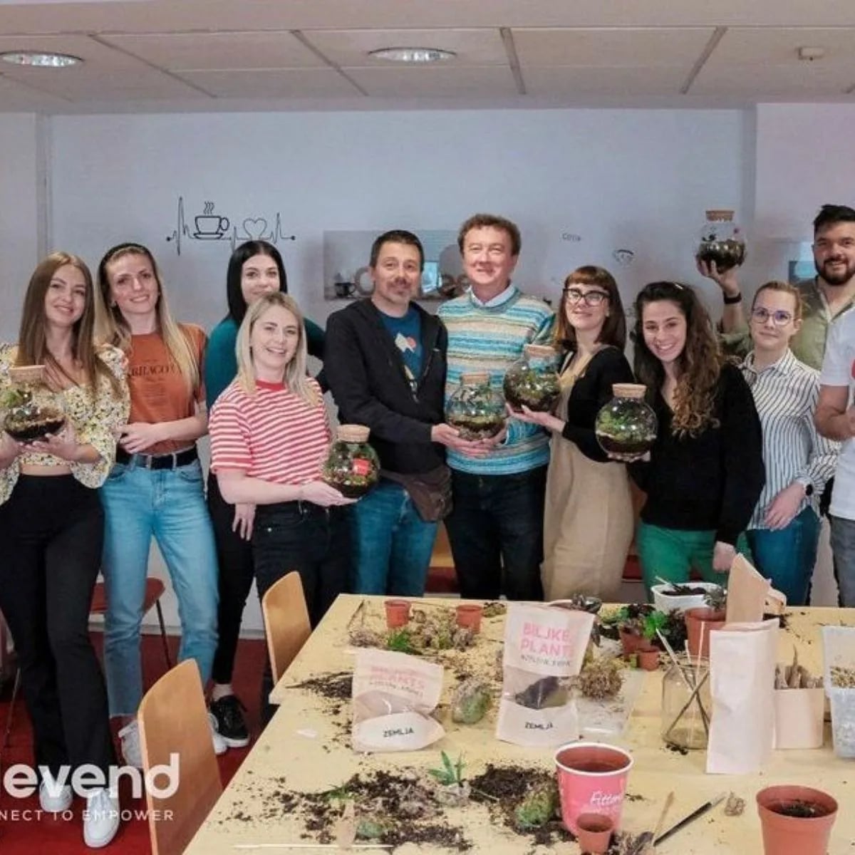 Teambuilding za djelatnice jedne tvrtke odvija se u zatvorenom prostoru te djevojke uče kako izraditi terarij.