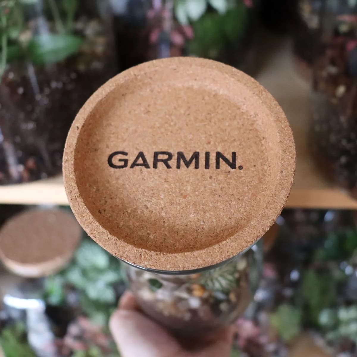 Slika prikazuje personalizaciju plutenog čepa graviranjem ime tvrtke Garmin.